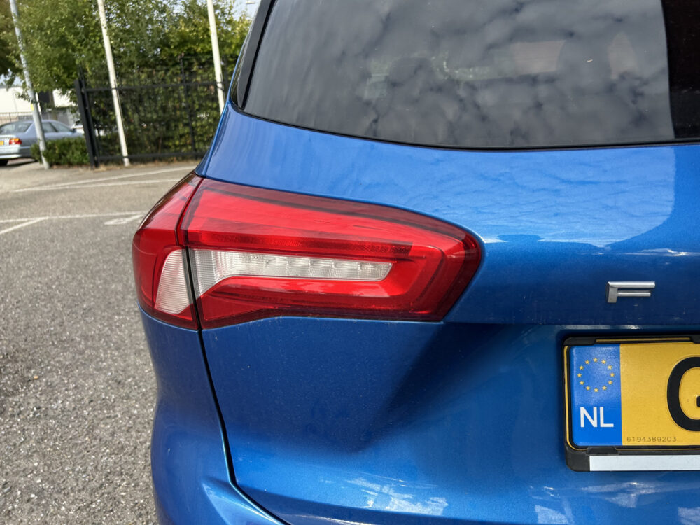 Ford FOCUS Wagon 1.0 EcoBoost ST-Line // KEYLESS // NAVI + CARPLAY // CLIMA // CAMERA // WINTERPACK // TREKHAAK!! 28