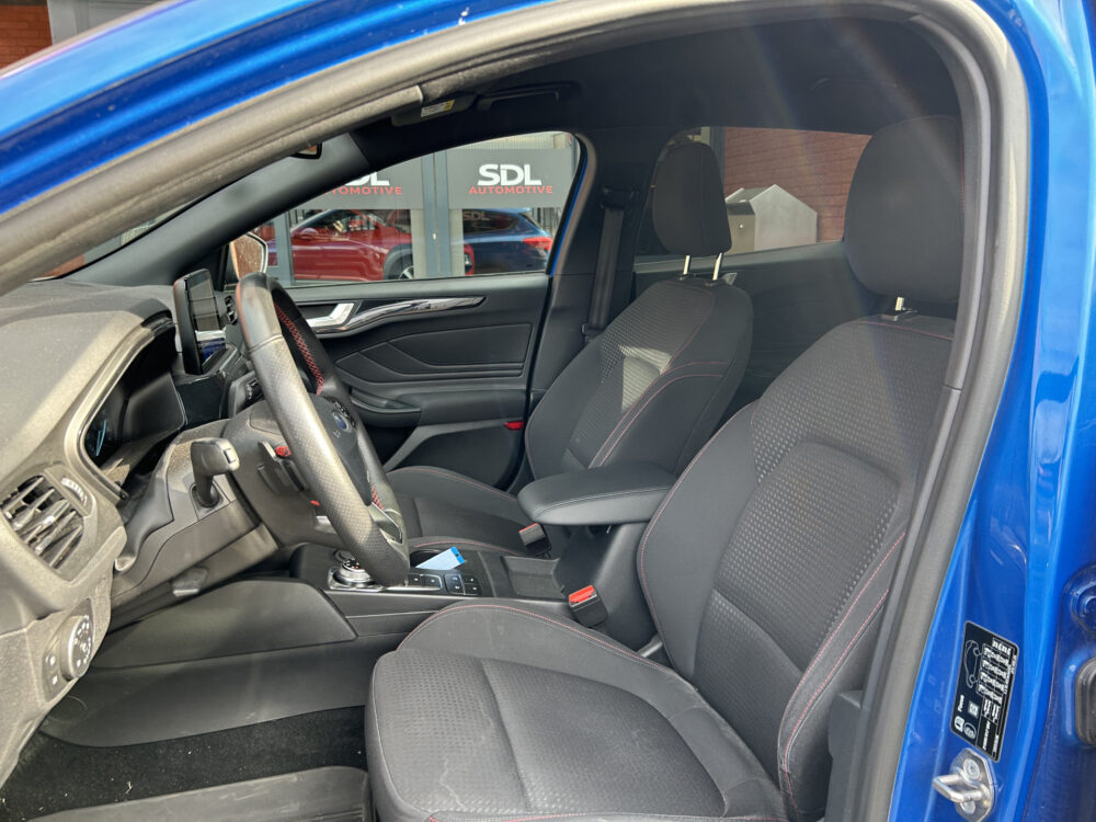 Ford FOCUS Wagon 1.0 EcoBoost ST-Line // KEYLESS // NAVI + CARPLAY // CLIMA // CAMERA // WINTERPACK // TREKHAAK!! 8
