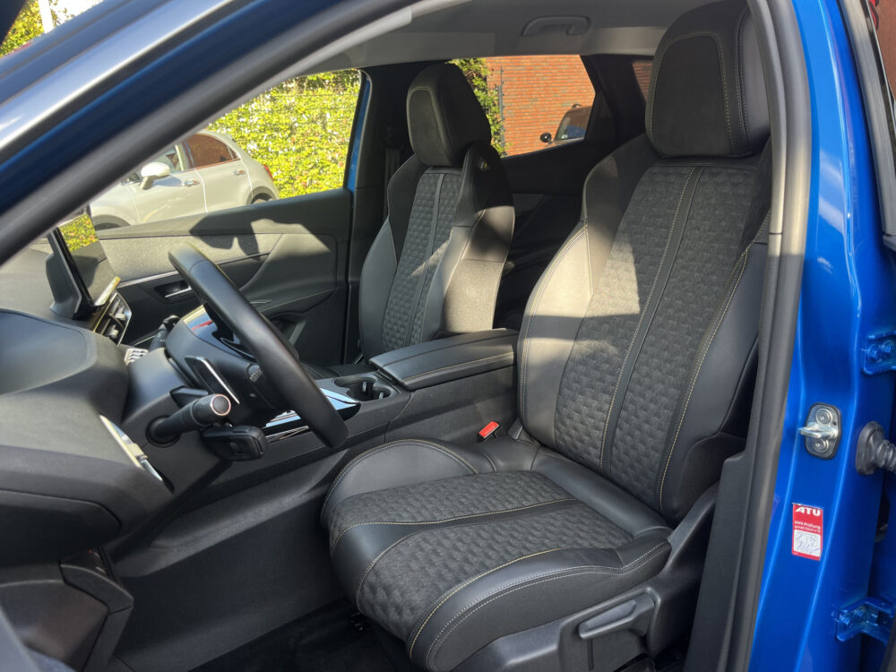 Peugeot 3008 1.6 HYbrid 225 Road Trip UNIEK 19000KM!!! // LED // KEYLESS // DODEHOEK // HALF LEDER // CAMERA+SENSOREN // NAVI+CARPLAY // 14