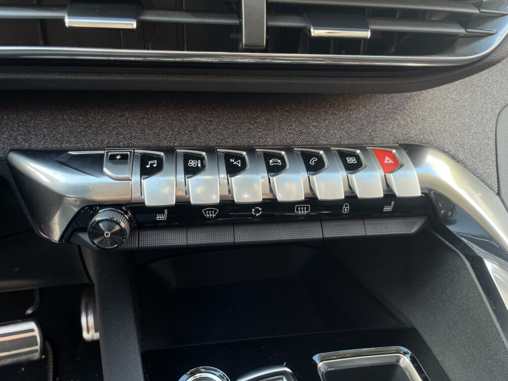 Peugeot 3008 1.6 HYbrid 225 Road Trip UNIEK 19000KM!!! // LED // KEYLESS // DODEHOEK // HALF LEDER // CAMERA+SENSOREN // NAVI+CARPLAY // 23