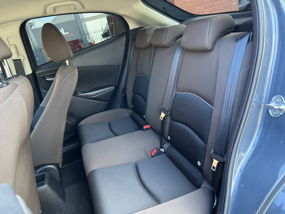 Mazda 2 1.5 Skyactiv-G Comfort // NAVI + CARPLAY // AIRCO // CRUISE // PDC // STOELVERWARMING 25