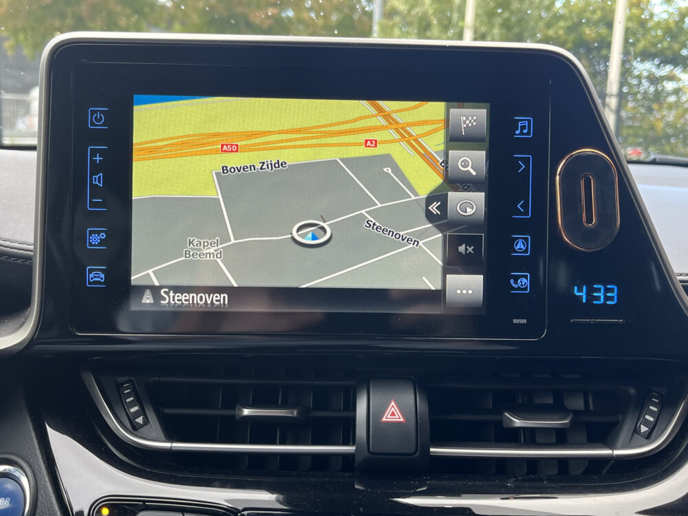 Toyota C-HR 1.8 Hybrid Bi-Tone // NAVI // CAMERA // DODENHOEK SENSOR // TREKHAAK // ADAPTIVE CRUISE // 12