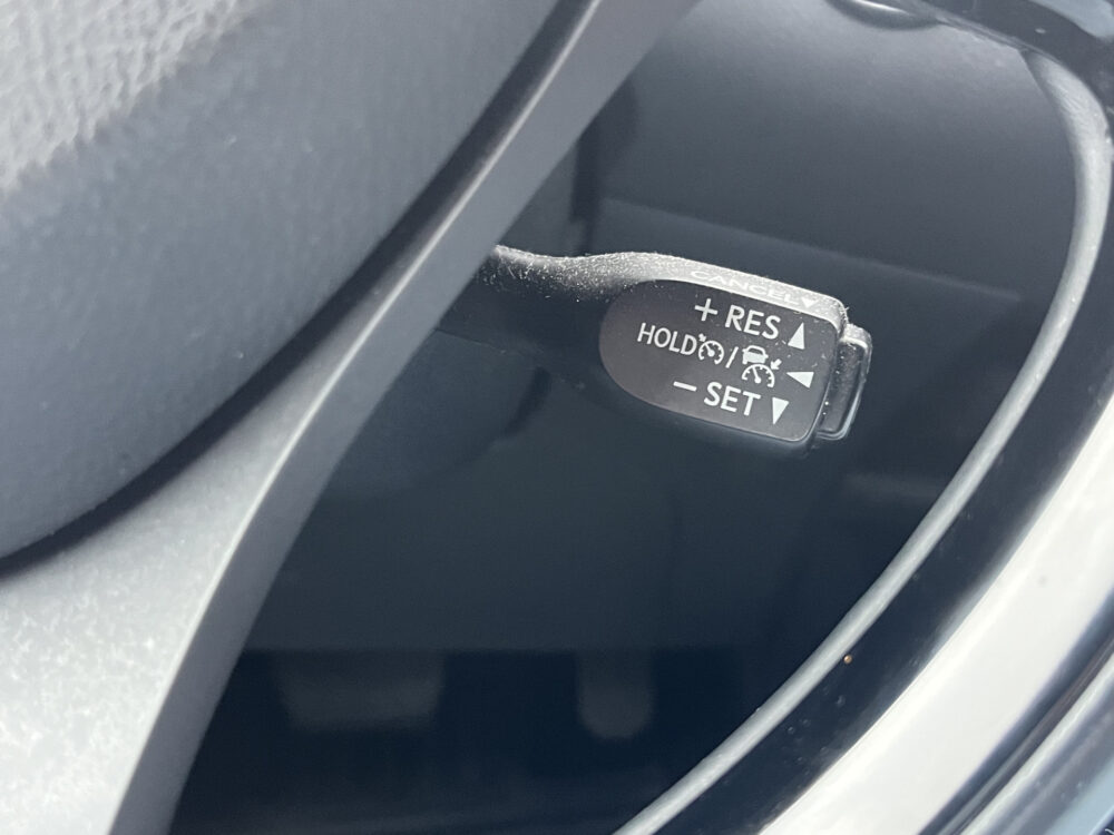 Toyota C-HR 1.8 Hybrid Bi-Tone // NAVI // CAMERA // DODENHOEK SENSOR // TREKHAAK // ADAPTIVE CRUISE // 17