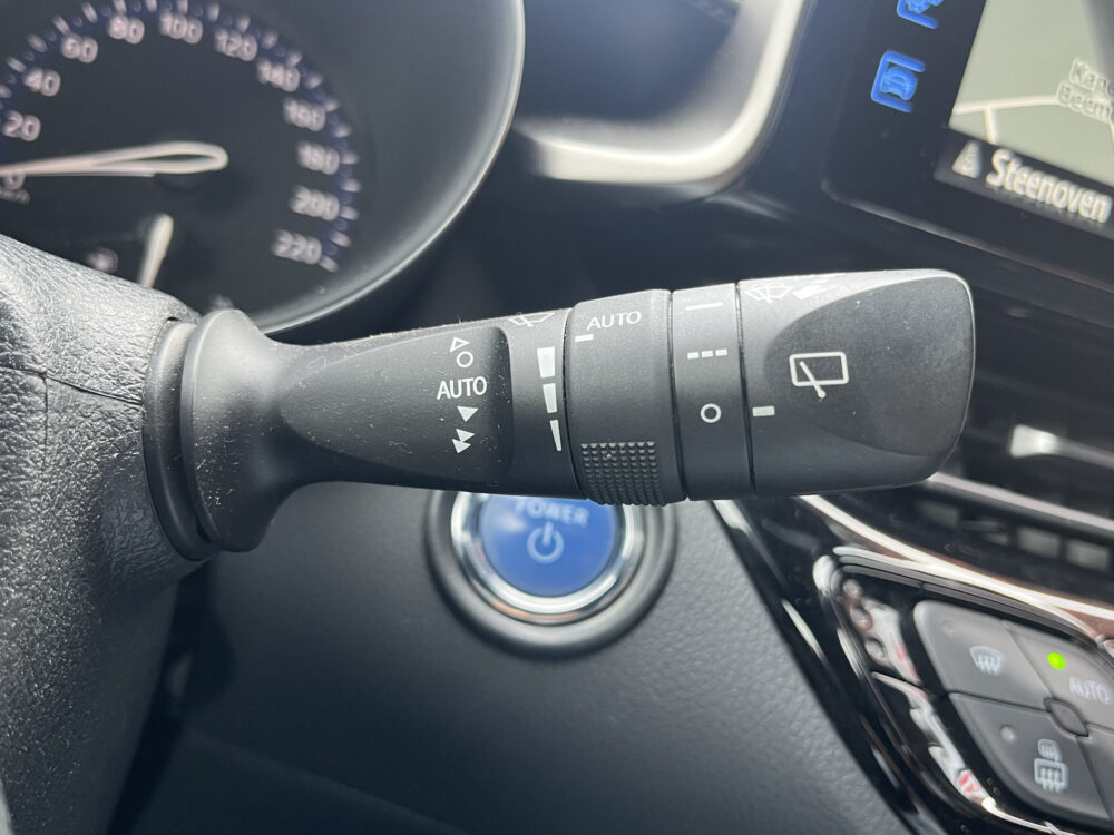 Toyota C-HR 1.8 Hybrid Bi-Tone // NAVI // CAMERA // DODENHOEK SENSOR // TREKHAAK // ADAPTIVE CRUISE // 19