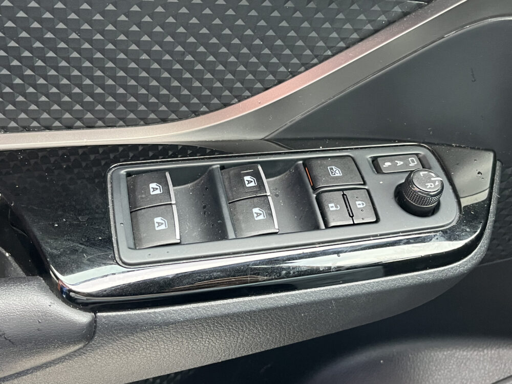 Toyota C-HR 1.8 Hybrid Bi-Tone // NAVI // CAMERA // DODENHOEK SENSOR // TREKHAAK // ADAPTIVE CRUISE // 22