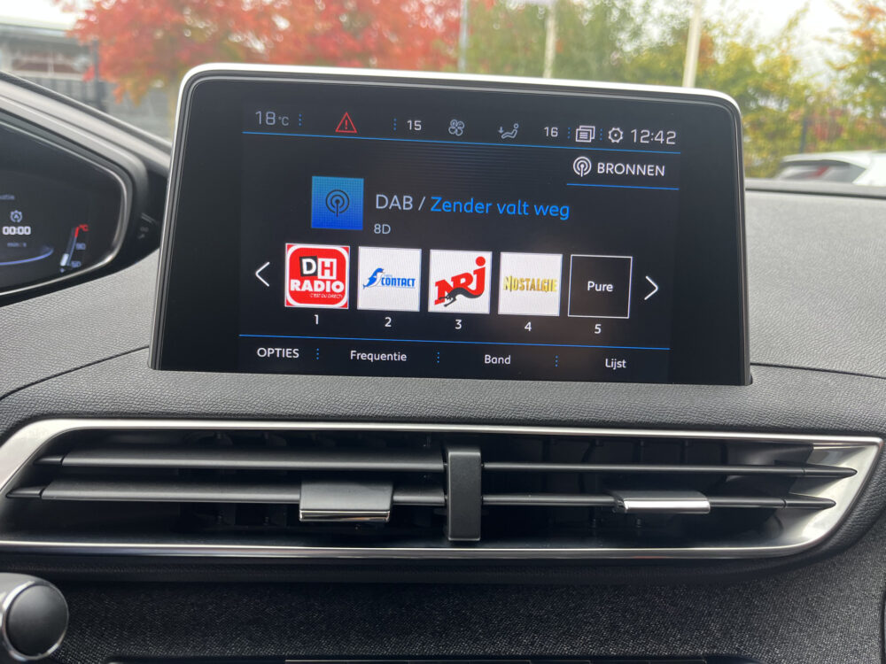 Peugeot 3008 1.2 PureTech Allure // NAVI + CARPLAY // PANO/SCHUIFKANTELDAK // LED // CAMERA // PDC V+A // KEYLESS 18