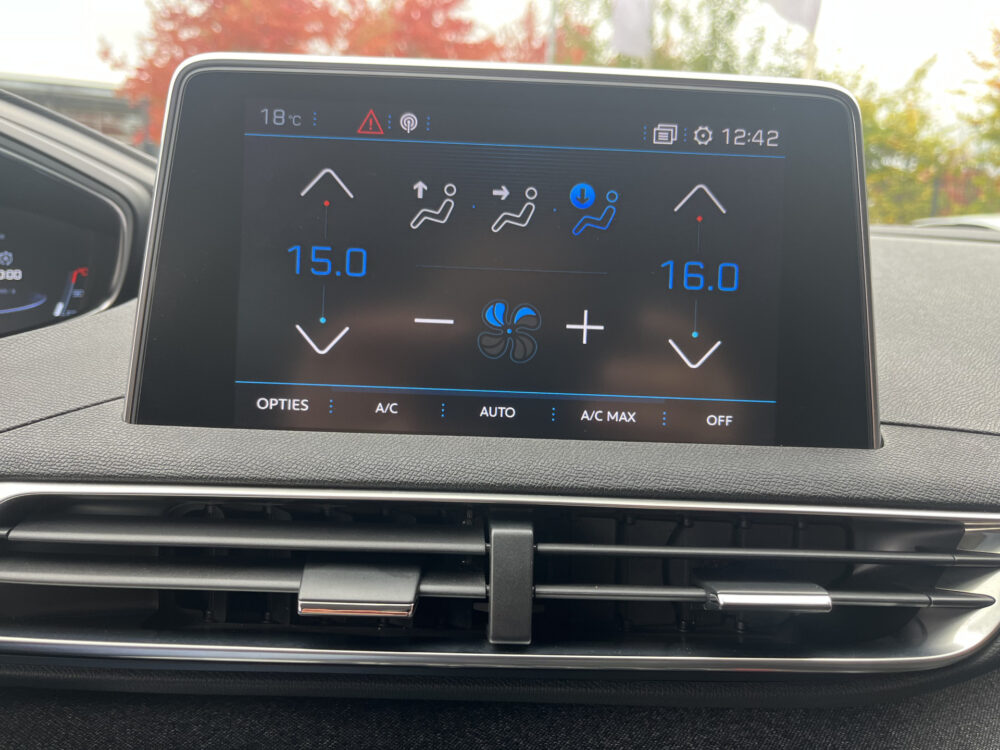 Peugeot 3008 1.2 PureTech Allure // NAVI + CARPLAY // PANO/SCHUIFKANTELDAK // LED // CAMERA // PDC V+A // KEYLESS 24