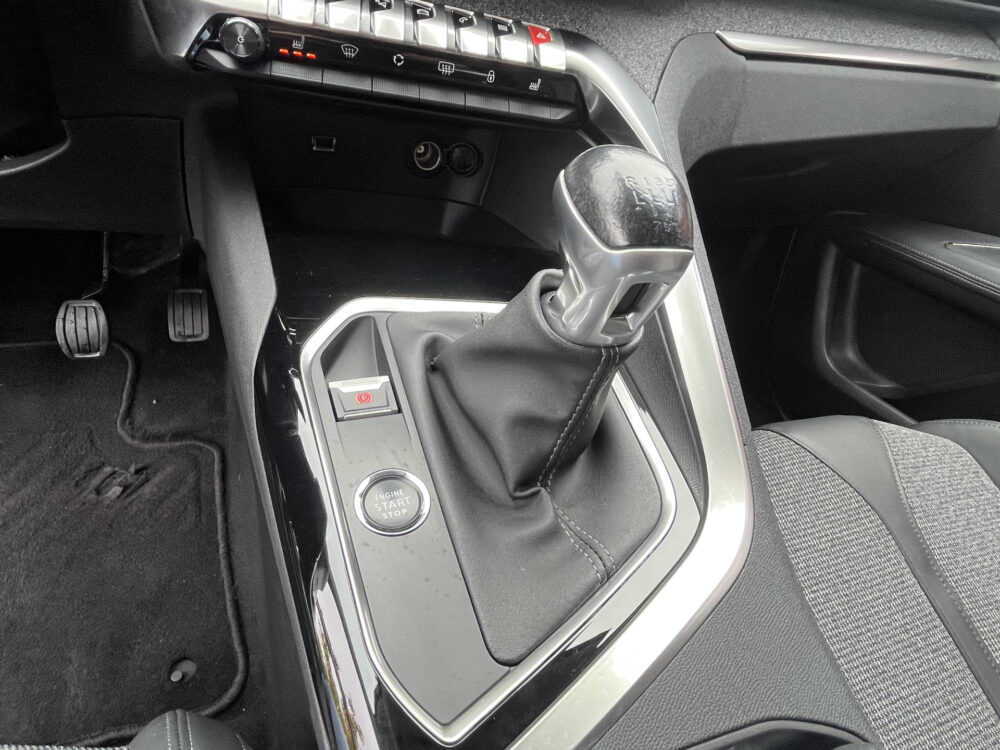 Peugeot 3008 1.2 PureTech Allure // NAVI + CARPLAY // PANO/SCHUIFKANTELDAK // LED // CAMERA // PDC V+A // KEYLESS 27
