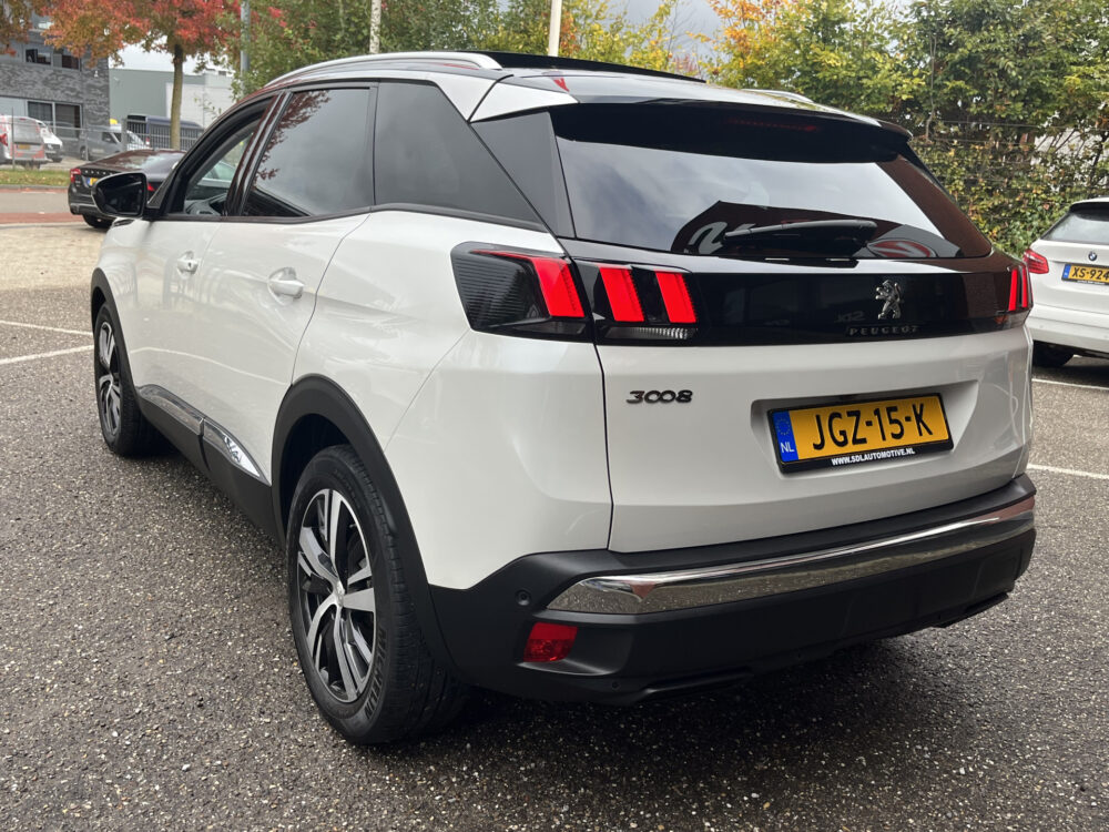 Peugeot 3008 1.2 PureTech Allure // NAVI + CARPLAY // PANO/SCHUIFKANTELDAK // LED // CAMERA // PDC V+A // KEYLESS 3