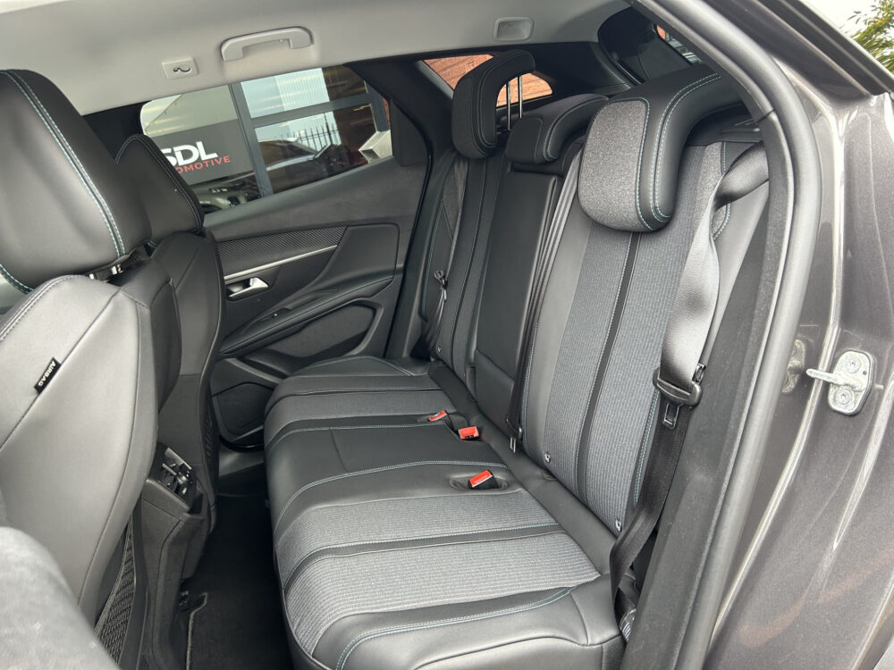 Peugeot 3008 1.6 HYbrid 225 Allure 1e Eigenaar / 33.000 KM!! // NAVI // CLIMA // CRUISE // STOELVERWARMING // TREKHAAK // 28
