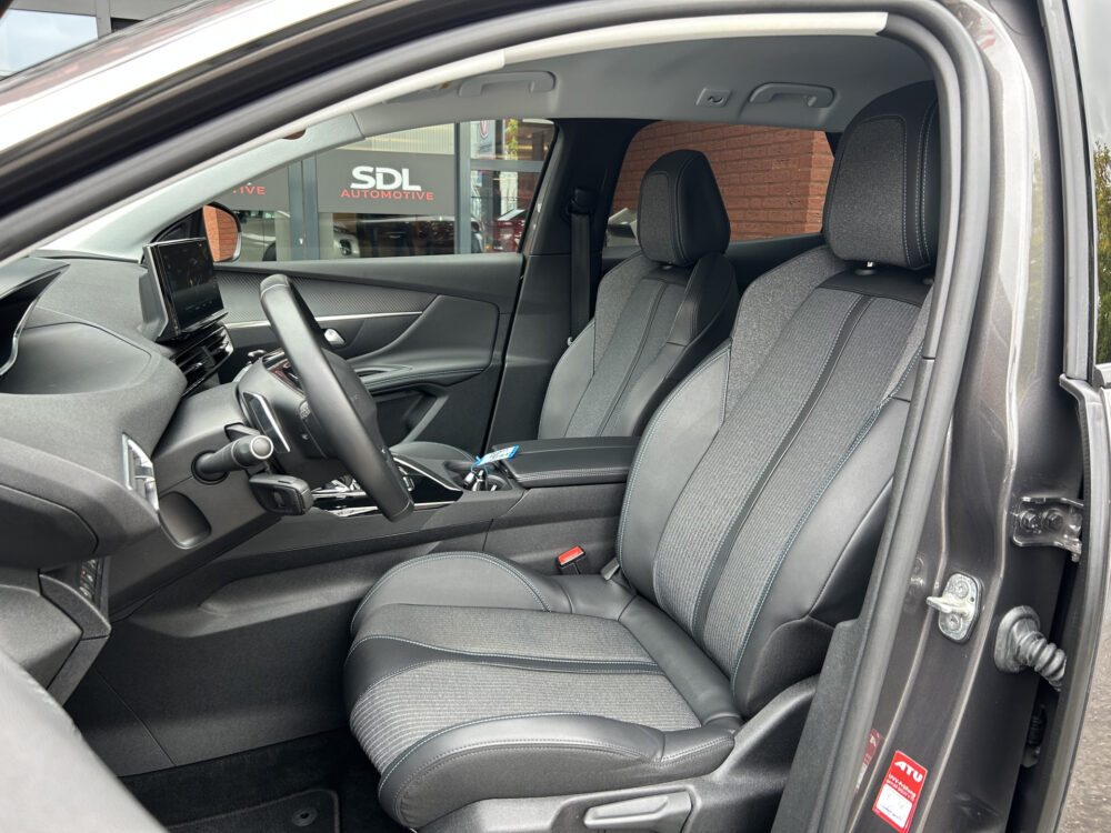 Peugeot 3008 1.6 HYbrid 225 Allure 1e Eigenaar / 33.000 KM!! // NAVI // CLIMA // CRUISE // STOELVERWARMING // TREKHAAK // 8