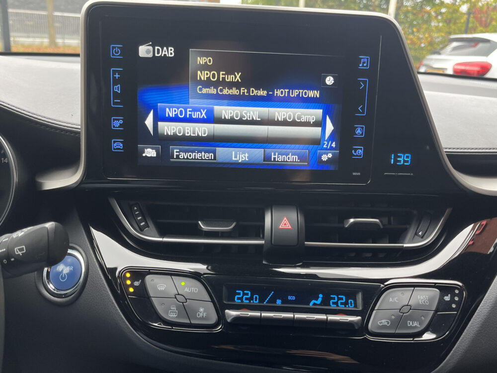 Toyota C-HR 1.8 Hybrid Style // DODEHOEK // KEYLESS // CAMERA+SENSOREN // ADAPT. CRUISE // Intelligent Park Assist // TREKHAAK // 19