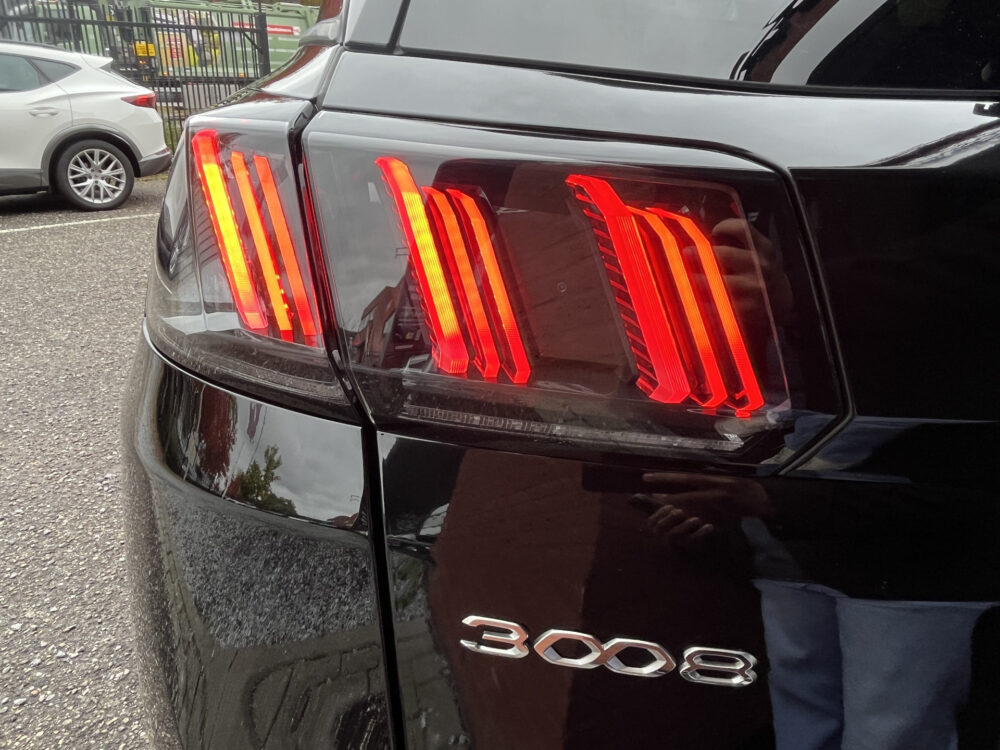 Peugeot 3008 1.6 HYbrid 225 Allure 1e Eigenaar / 29.000 KM!! // DODEHOEK // KEYLESS // CAMERA+SENSOREN // STOELVERWARMING // AFN. TREKHAAK // 8