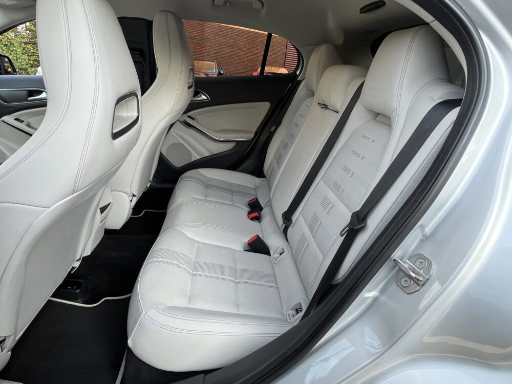 Mercedes-Benz GLA 180 Premium Night Pakket 51.000 KM!!! // FULL LED // NAVI // 360 CAMERA // ADAPTIV. CRUISE // PDC V+A // DAB // ELEK. KOFFERKLEP 10