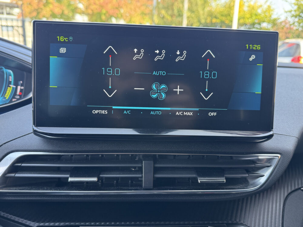 Peugeot 3008 1.6 HYbrid 225 Allure 1e eigenaar // 26.000 KM!! // NAVI // CLIMA // CRUISE // STOELVERWARMING // DAB RADIO // 18