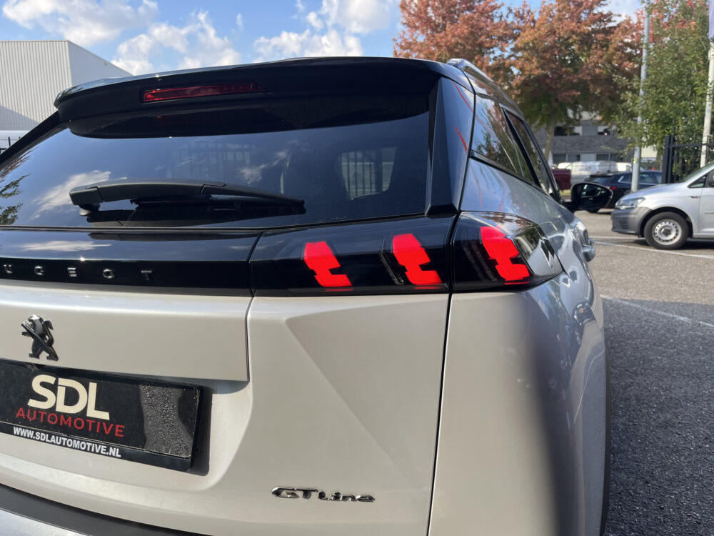 Peugeot 2008 1.2 PureTech GT-Line // SCHUIF-KANTELDAK // FULL LED // LEDER // ELEK.STOELEN+MEMORY // NAVI+CARPLAY // CAMERA // 3D COCKPIT // 11