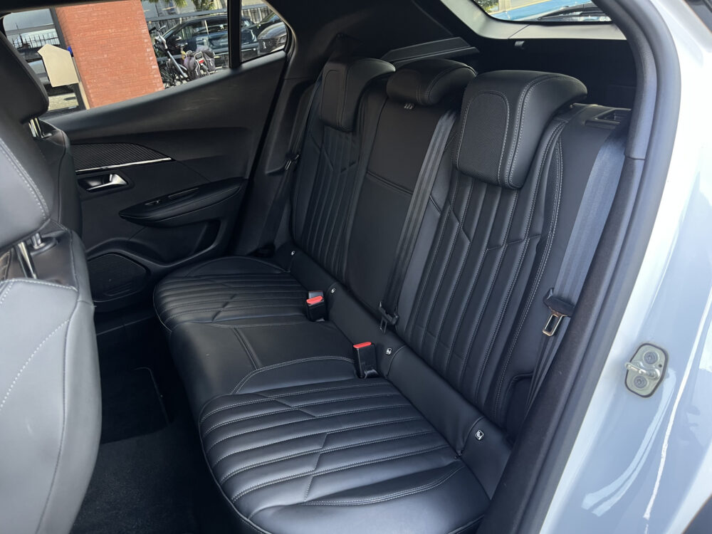 Peugeot 2008 1.2 PureTech GT-Line // SCHUIF-KANTELDAK // FULL LED // LEDER // ELEK.STOELEN+MEMORY // NAVI+CARPLAY // CAMERA // 3D COCKPIT // 17