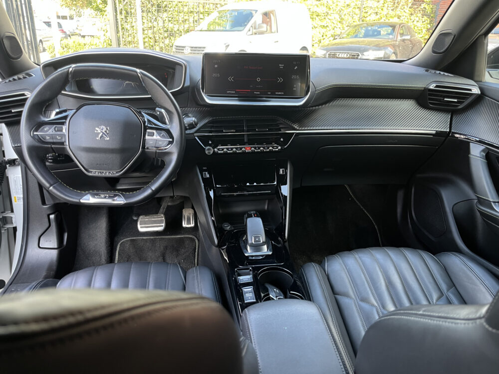 Peugeot 2008 1.2 PureTech GT-Line // SCHUIF-KANTELDAK // FULL LED // LEDER // ELEK.STOELEN+MEMORY // NAVI+CARPLAY // CAMERA // 3D COCKPIT // 18