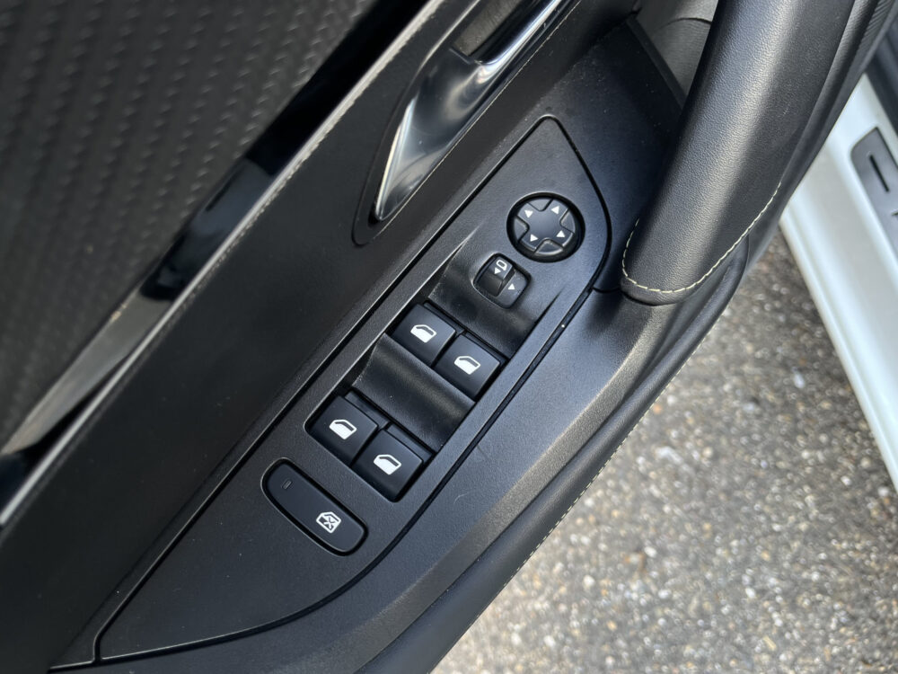 Peugeot 2008 1.2 PureTech GT-Line // SCHUIF-KANTELDAK // FULL LED // LEDER // ELEK.STOELEN+MEMORY // NAVI+CARPLAY // CAMERA // 3D COCKPIT // 19