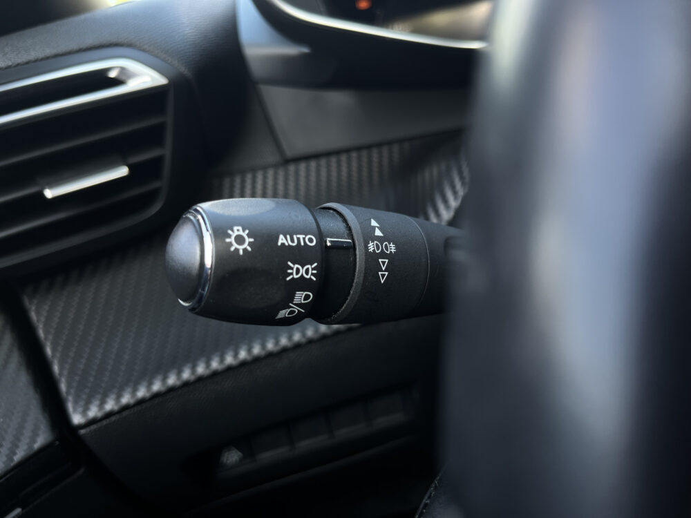 Peugeot 2008 1.2 PureTech GT-Line // SCHUIF-KANTELDAK // FULL LED // LEDER // ELEK.STOELEN+MEMORY // NAVI+CARPLAY // CAMERA // 3D COCKPIT // 20