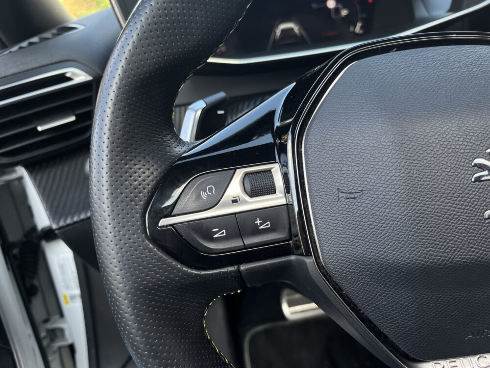 Peugeot 2008 1.2 PureTech GT-Line // SCHUIF-KANTELDAK // FULL LED // LEDER // ELEK.STOELEN+MEMORY // NAVI+CARPLAY // CAMERA // 3D COCKPIT // 21