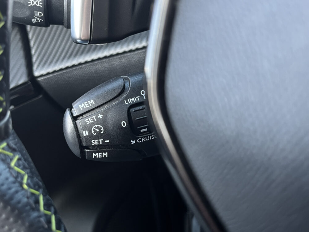Peugeot 2008 1.2 PureTech GT-Line // SCHUIF-KANTELDAK // FULL LED // LEDER // ELEK.STOELEN+MEMORY // NAVI+CARPLAY // CAMERA // 3D COCKPIT // 22