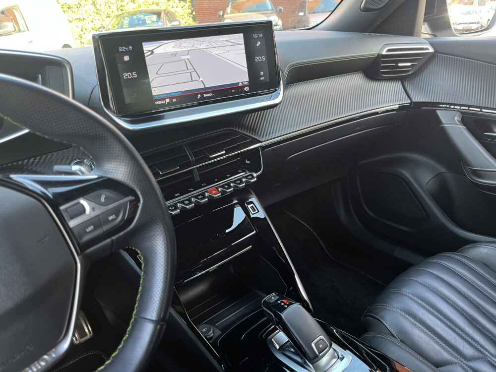 Peugeot 2008 1.2 PureTech GT-Line // SCHUIF-KANTELDAK // FULL LED // LEDER // ELEK.STOELEN+MEMORY // NAVI+CARPLAY // CAMERA // 3D COCKPIT // 25