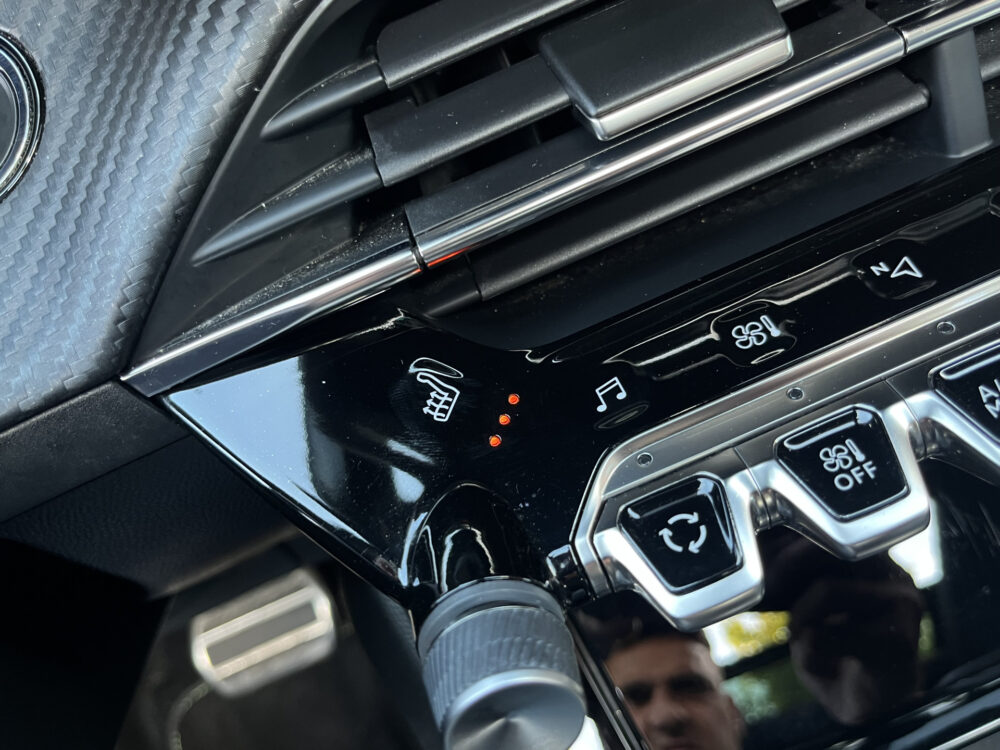 Peugeot 2008 1.2 PureTech GT-Line // SCHUIF-KANTELDAK // FULL LED // LEDER // ELEK.STOELEN+MEMORY // NAVI+CARPLAY // CAMERA // 3D COCKPIT // 29