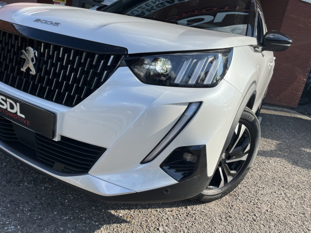 Peugeot 2008 1.2 PureTech GT-Line // SCHUIF-KANTELDAK // FULL LED // LEDER // ELEK.STOELEN+MEMORY // NAVI+CARPLAY // CAMERA // 3D COCKPIT // 9