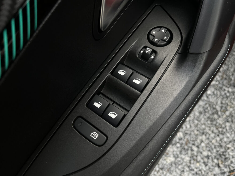 Peugeot 2008 1.2 PureTech Allure 131PK! // 3D COCKPIT // LED // CLIMA // CAMERA+SENSOREN // NAVI+CARPLAY // 16