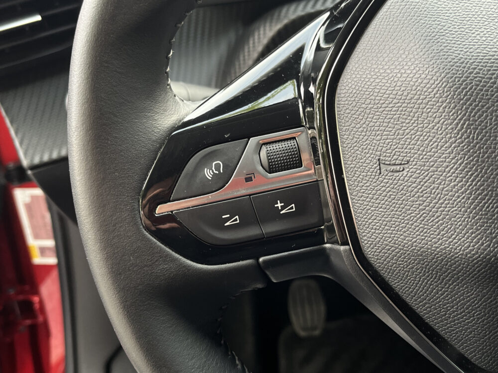Peugeot 2008 1.2 PureTech Allure 131PK! // 3D COCKPIT // LED // CLIMA // CAMERA+SENSOREN // NAVI+CARPLAY // 18