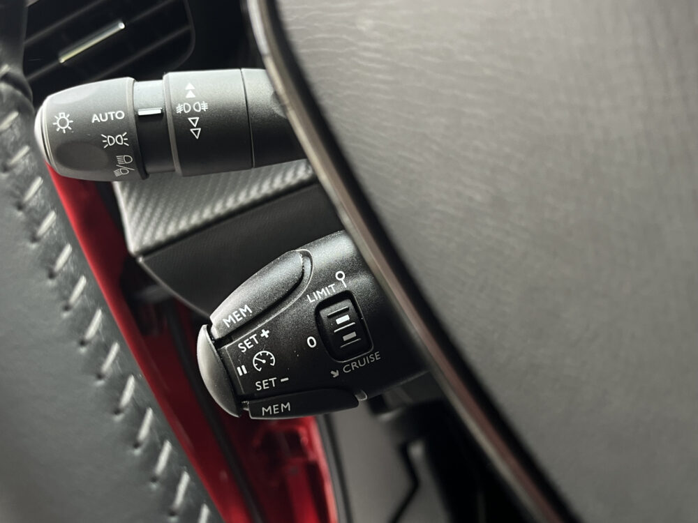Peugeot 2008 1.2 PureTech Allure 131PK! // 3D COCKPIT // LED // CLIMA // CAMERA+SENSOREN // NAVI+CARPLAY // 19