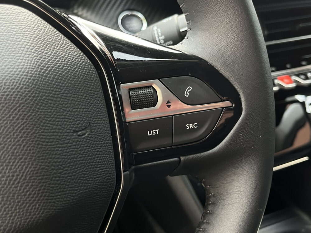 Peugeot 2008 1.2 PureTech Allure 131PK! // 3D COCKPIT // LED // CLIMA // CAMERA+SENSOREN // NAVI+CARPLAY // 20
