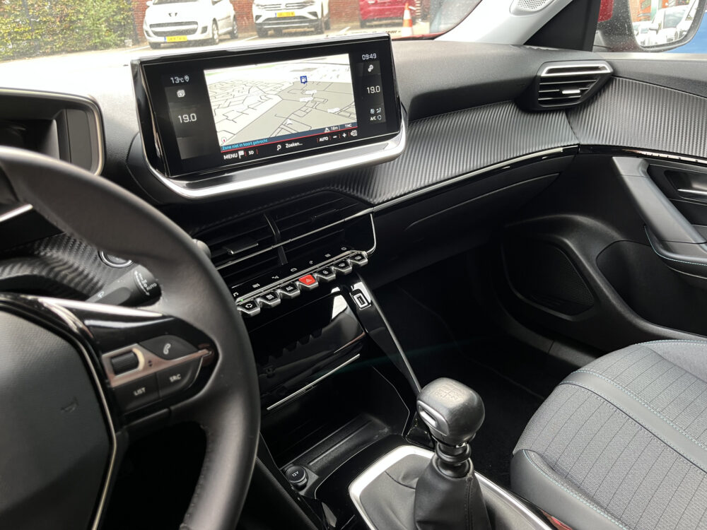 Peugeot 2008 1.2 PureTech Allure 131PK! // 3D COCKPIT // LED // CLIMA // CAMERA+SENSOREN // NAVI+CARPLAY // 23