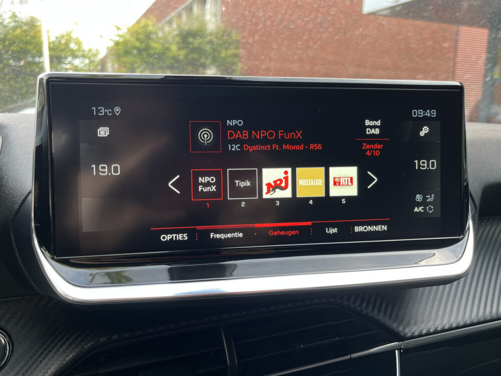 Peugeot 2008 1.2 PureTech Allure 131PK! // 3D COCKPIT // LED // CLIMA // CAMERA+SENSOREN // NAVI+CARPLAY // 29