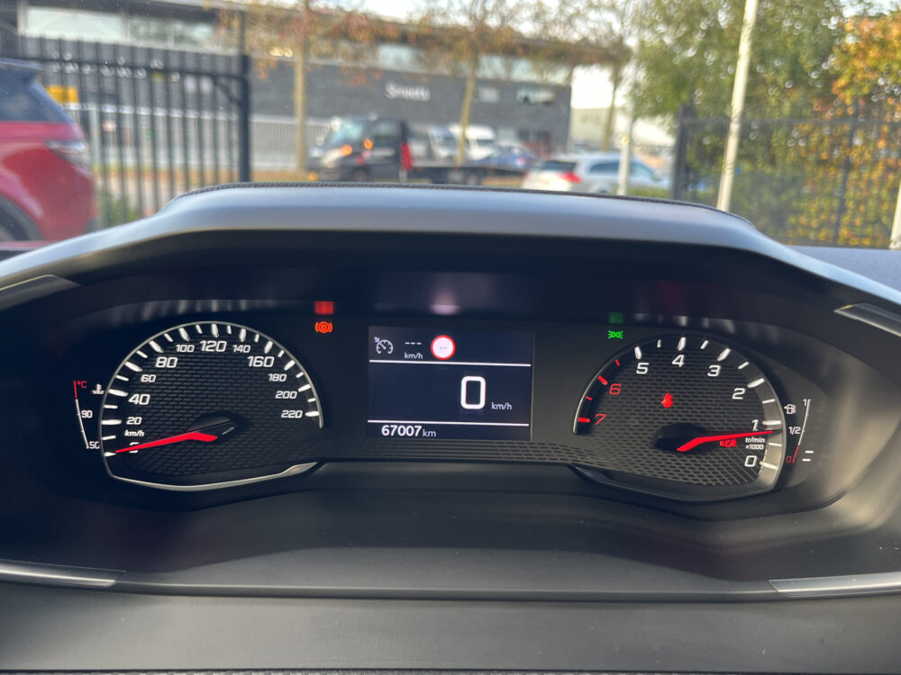 Peugeot 2008 1.2 PureTech Allure Pack // APPLE CARPLAY-ANDROID AUTO // CAMERA // CLIMA // CRUISE // PDC // 18