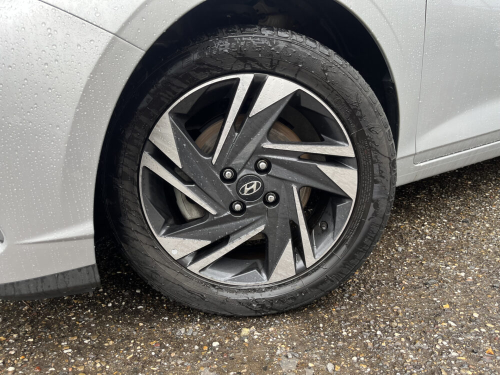 Hyundai i20 1.0 T-GDI Comfort Smart // DIGITAL COCKPIT // CRUISE // CAMERA+SENSOREN // NAVI+CARPLAY // 10