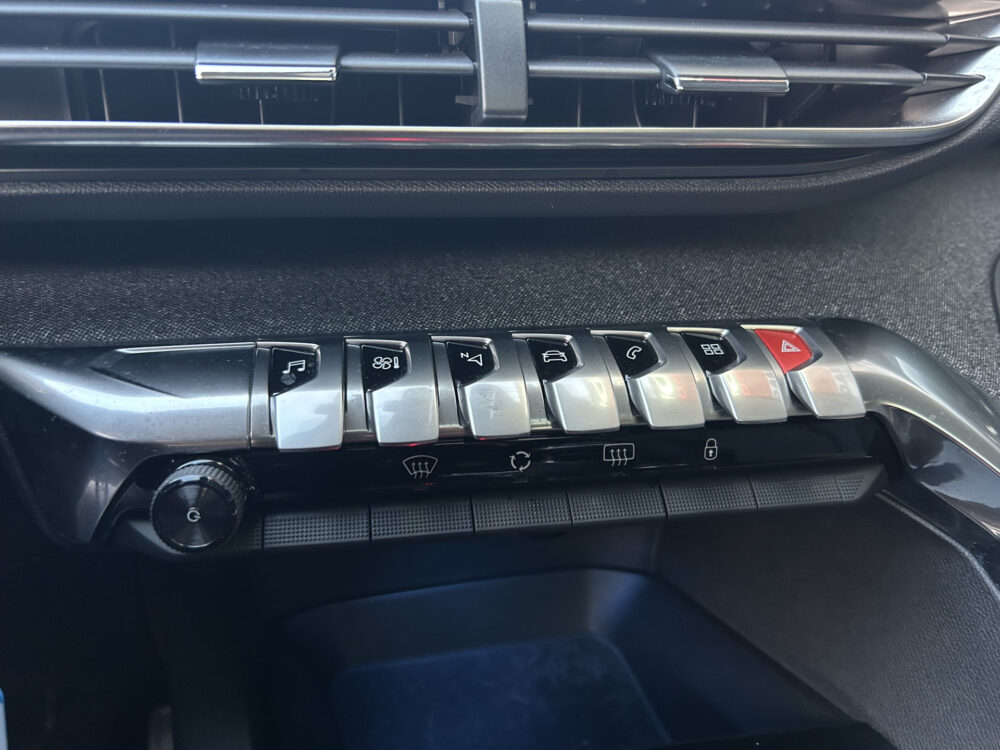 Peugeot 3008 1.2 PureTech Allure 1e EIGENAAR!! // LED // NAVI + CARPLAY // PDC V+A // CAMERA V+A // PANO/SCHUIFKANTELDAK 21