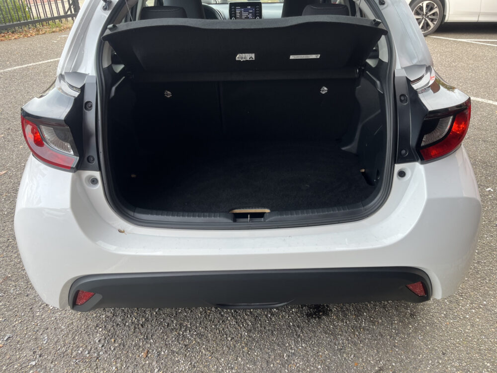 Toyota Yaris 1.5 Hybrid Business Plus // ADAPTIEVE CRUISE // NAVI+CARPLAY // CAMERA // CLIMA // STOELVERWARMING // 12