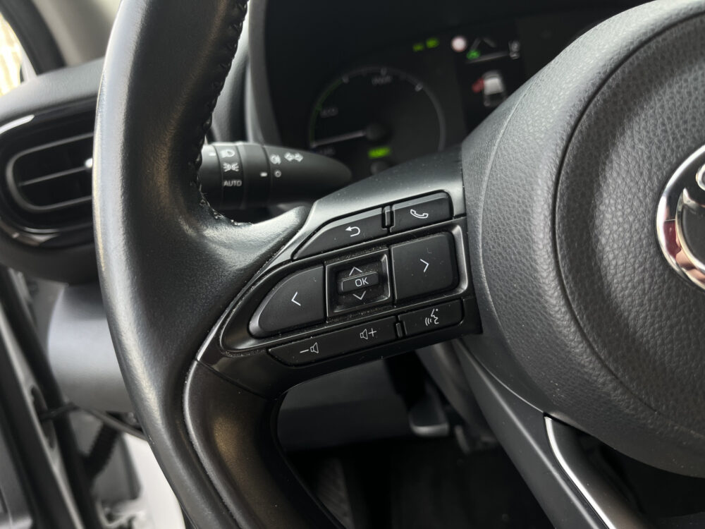 Toyota Yaris 1.5 Hybrid Business Plus // ADAPTIEVE CRUISE // NAVI+CARPLAY // CAMERA // CLIMA // STOELVERWARMING // 18