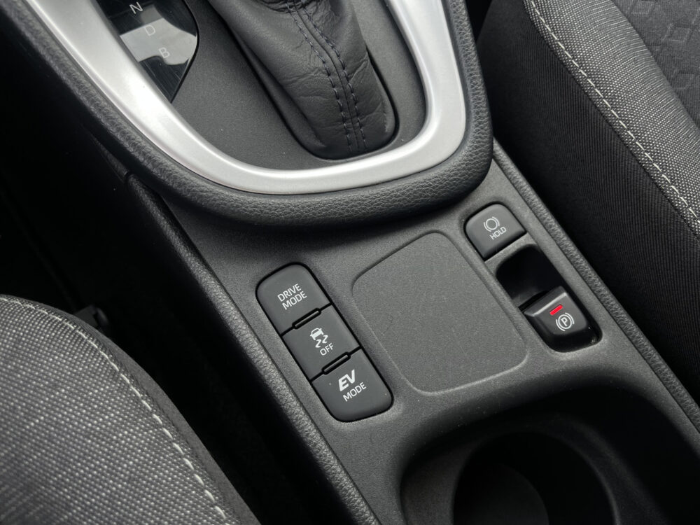 Toyota Yaris 1.5 Hybrid Business Plus // ADAPTIEVE CRUISE // NAVI+CARPLAY // CAMERA // CLIMA // STOELVERWARMING // 24