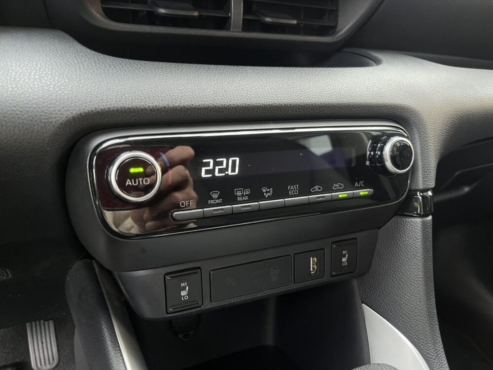 Toyota Yaris 1.5 Hybrid Business Plus // ADAPTIEVE CRUISE // NAVI+CARPLAY // CAMERA // CLIMA // STOELVERWARMING // 25