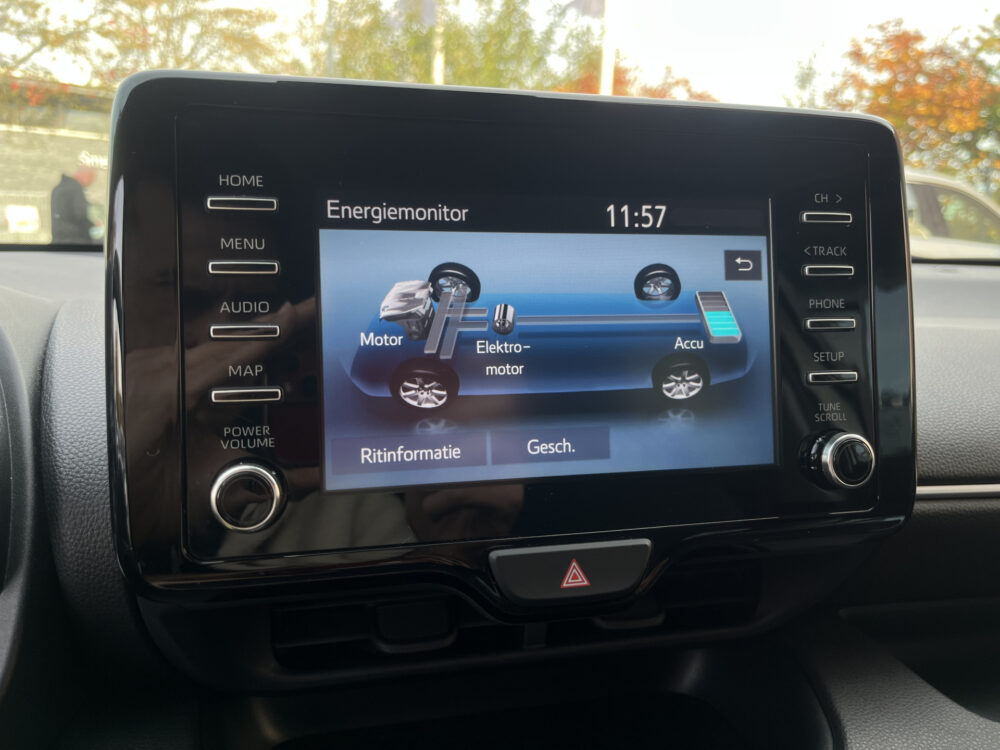 Toyota Yaris 1.5 Hybrid Business Plus // ADAPTIEVE CRUISE // NAVI+CARPLAY // CAMERA // CLIMA // STOELVERWARMING // 30