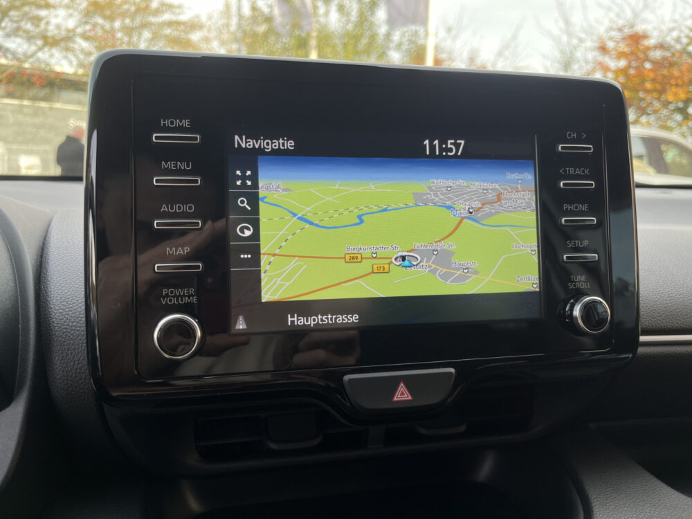 Toyota Yaris 1.5 Hybrid Business Plus // ADAPTIEVE CRUISE // NAVI+CARPLAY // CAMERA // CLIMA // STOELVERWARMING // 31