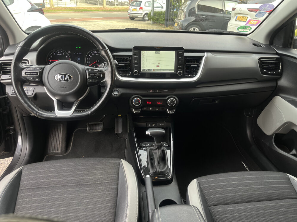 Kia Stonic 1.0 T-GDi ExecutiveLine // LED // KEYLESS // DODEHOEK // HALF LEDER // NAVI+CARPLAY // AFN. TREKHAAK // STOEL+STUURVERWARMING // 16