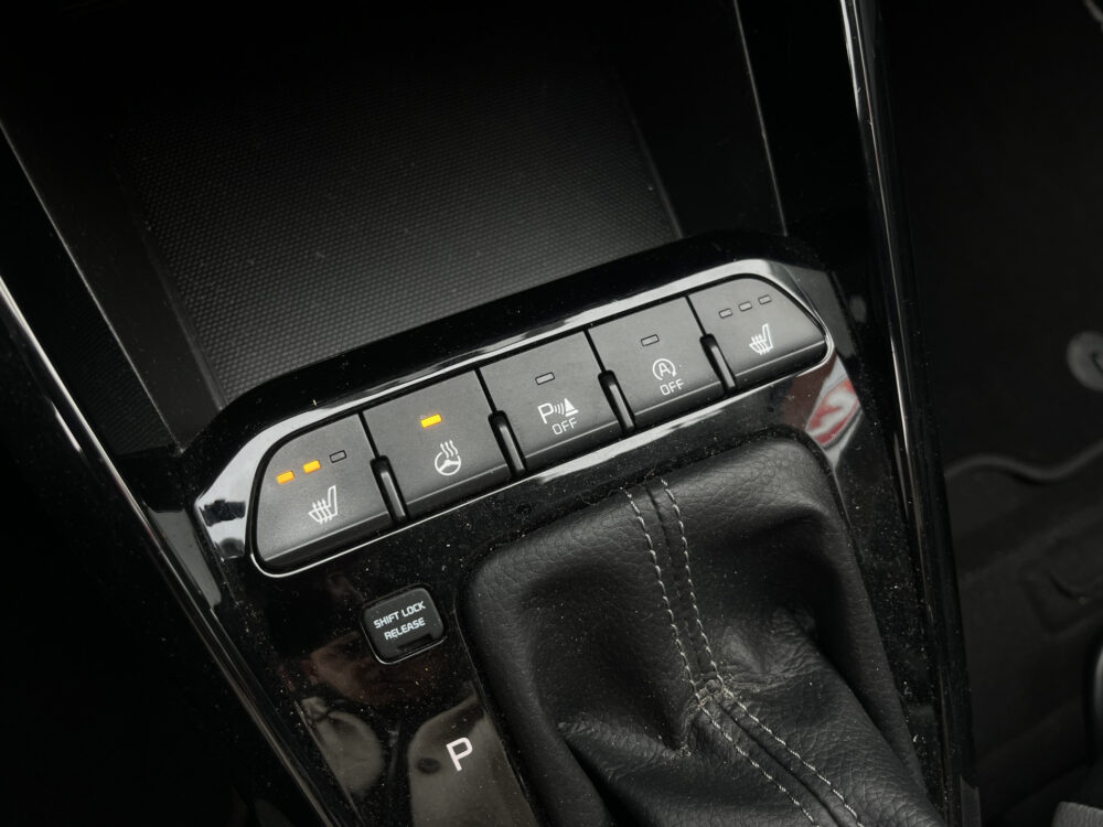 Kia Stonic 1.0 T-GDi ExecutiveLine // LED // KEYLESS // DODEHOEK // HALF LEDER // NAVI+CARPLAY // AFN. TREKHAAK // STOEL+STUURVERWARMING // 26