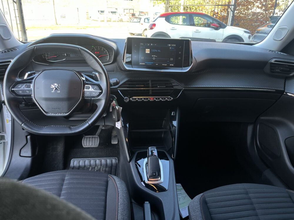 Peugeot 2008 1.2 PureTech Allure // LED // CRUISE // CAMERA+SENSOREN // APPLE CARPLAY-ANDROID AUTO // 15