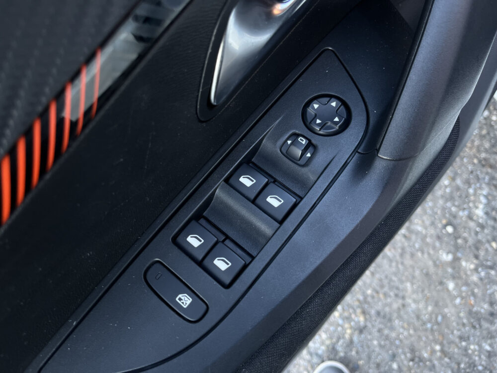 Peugeot 2008 1.2 PureTech Allure // LED // CRUISE // CAMERA+SENSOREN // APPLE CARPLAY-ANDROID AUTO // 16