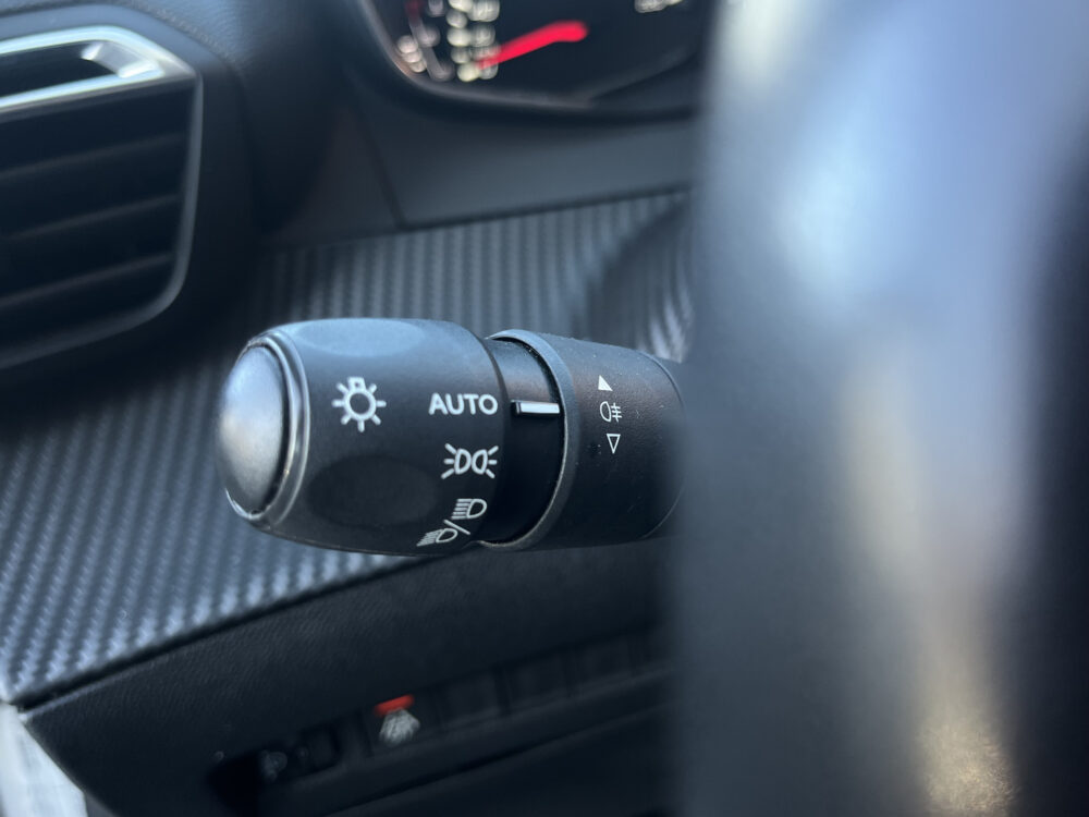 Peugeot 2008 1.2 PureTech Allure // LED // CRUISE // CAMERA+SENSOREN // APPLE CARPLAY-ANDROID AUTO // 19