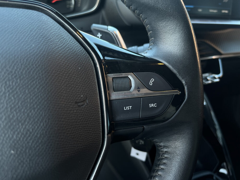 Peugeot 2008 1.2 PureTech Allure // LED // CRUISE // CAMERA+SENSOREN // APPLE CARPLAY-ANDROID AUTO // 21